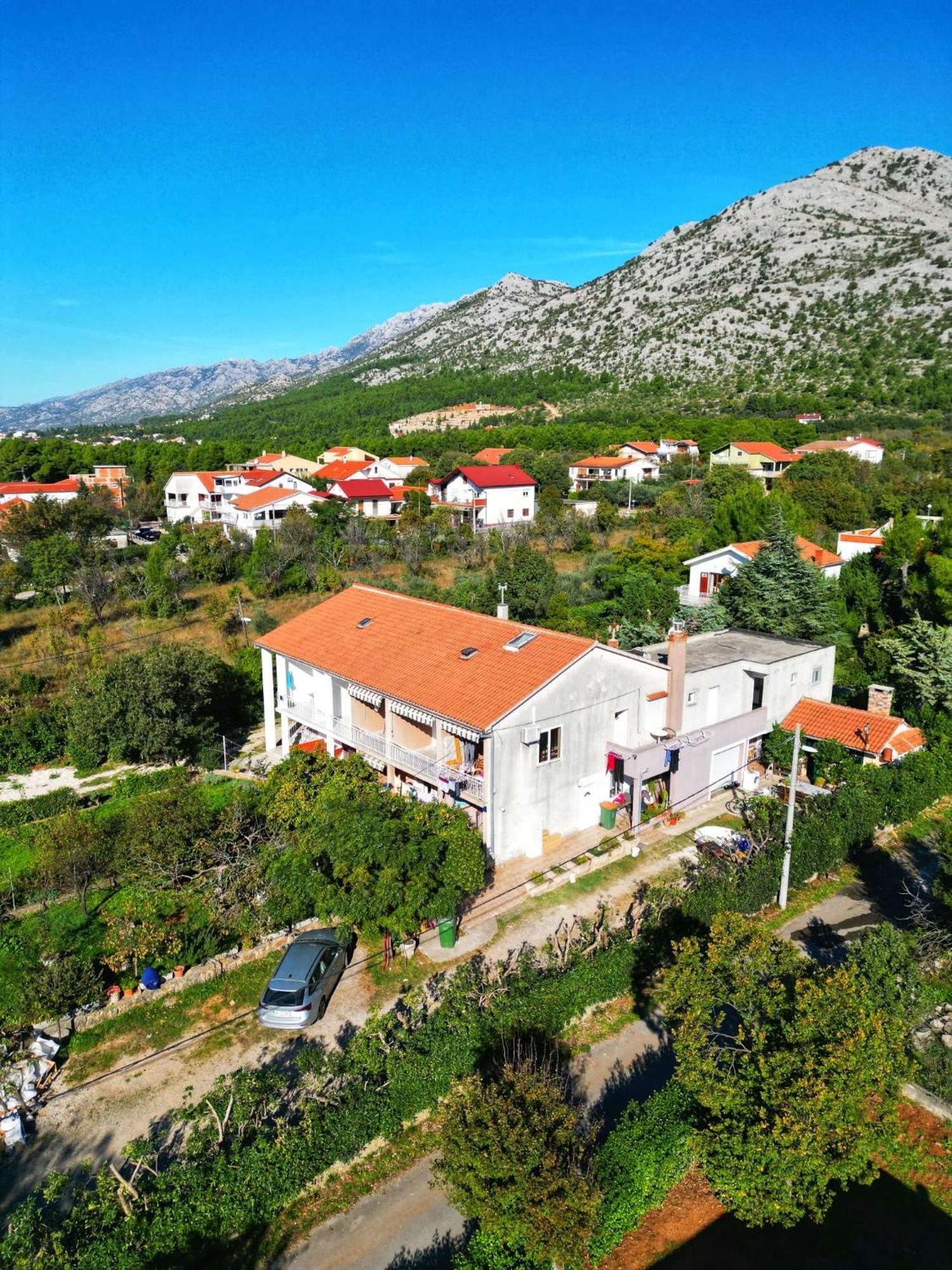 Lana Стариград-Пакленица